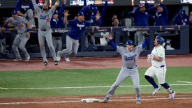 Freddie Freeman recibe el tiro de Mookie Betts para poner fuera a Alejandro Kirk en el doble play que selló el campeonato de los Dodgers en la Serie Mundial. Los Ángeles se negó a morir y ganó en 11 innings.